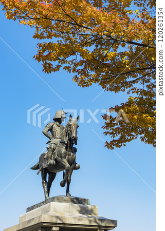 秋葉中的伊達政宗騎馬像 秋葉中的伊達政宗騎馬像 120261354