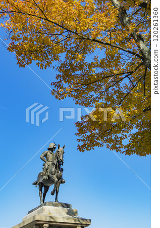 秋葉中的伊達政宗騎馬像 秋葉中的伊達政宗騎馬像 120261360