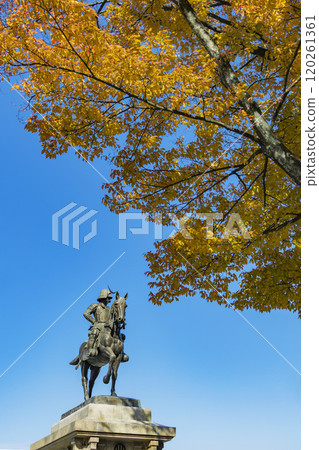 秋葉中的伊達政宗騎馬像 秋葉中的伊達政宗騎馬像 120261361