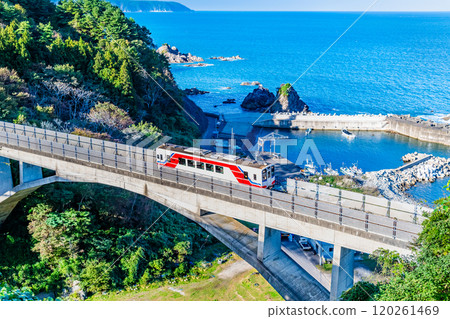 三陸鐵道 列車穿越以太平洋為背景的大澤大橋 120261469