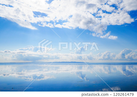 淡藍色的天空和大海 120261479