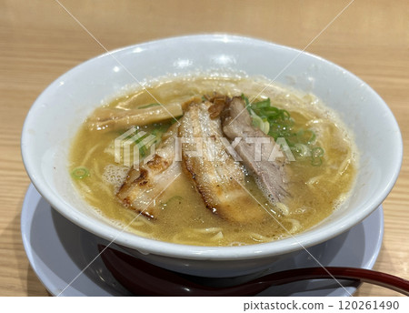 一張醬油拉麵配上厚片豬肉的照片，看起來很好吃 120261490