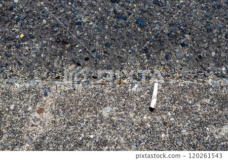 馬路和人行道交界處散落著香菸的風景 馬路和人行道交界處散落著香菸的風景 120261543