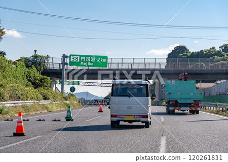 福岡縣北九州市關門高速公路門司港IC附近行駛的客車。 120261831