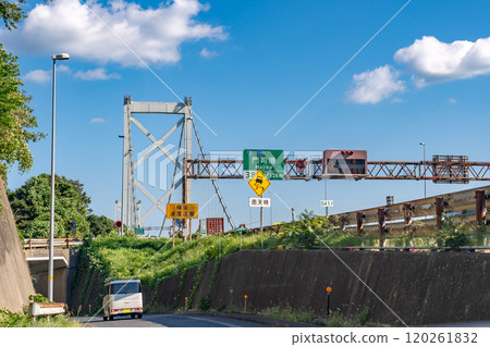 福岡縣北九州市關門高速公路門司港IC附近行駛的客車。 120261832