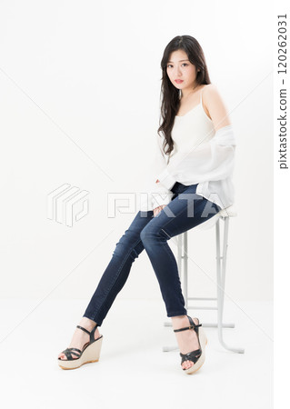 穿著緊身牛仔褲、牛仔褲和牛仔褲的年輕女子 穿著緊身牛仔褲、牛仔褲和牛仔褲的年輕女子 120262031