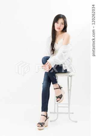 Young woman wearing skinny jeans, jeans, denim pants 120262034