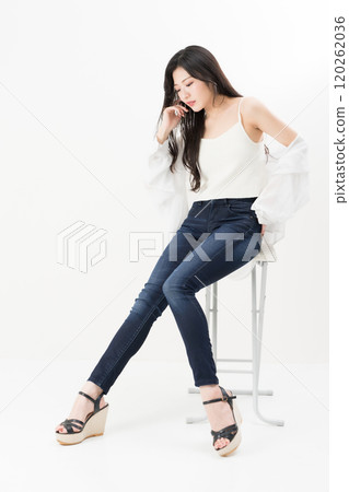 Young woman wearing skinny jeans, jeans, denim pants 120262036