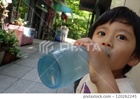 一個男孩喝一隻夯 120262245