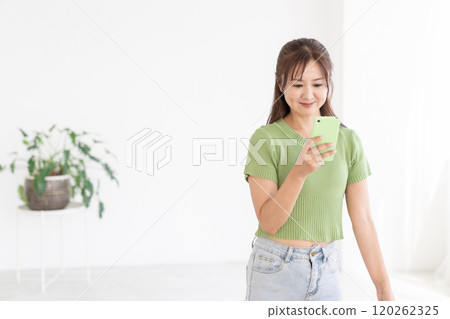 看智能手機的婦女在屋子裡 120262325