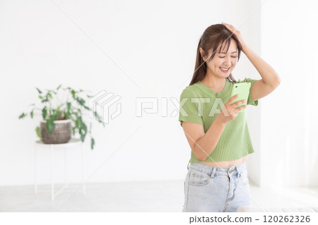 看智能手機的婦女在屋子裡 120262326