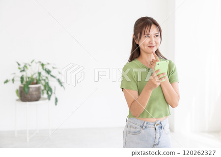 看智能手機的婦女在屋子裡 120262327