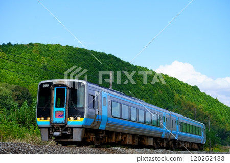 足折特快列車在佐川町行駛 120262488