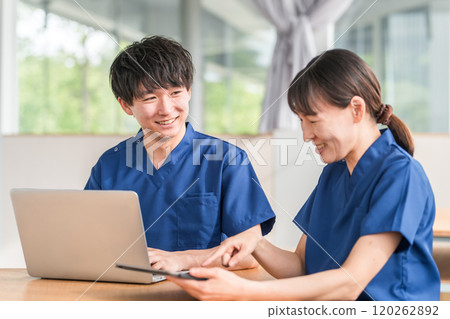 護士、物理治療師、護理人員、醫生和見習醫生中的年輕男女舉行會議和交接。 護士、物理治療師、護理人員、醫生和見習醫生中的年輕男女舉行會議和交接。 120262892