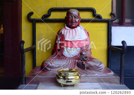大阪福島良德院正殿前的 Obinzuru 雕像 大阪福島良德院正殿前的 Obinzuru 雕像 120262893
