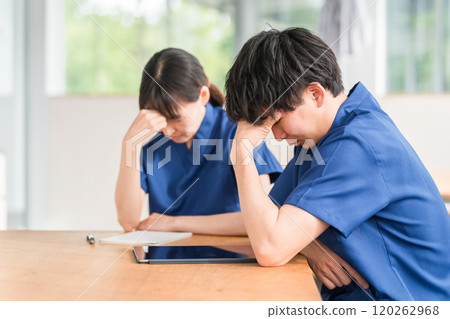 穿著手術服的醫生、醫生、護士、醫療工作者、職業治療師和物理治療師的男女（鬱悶/震驚） 120262968