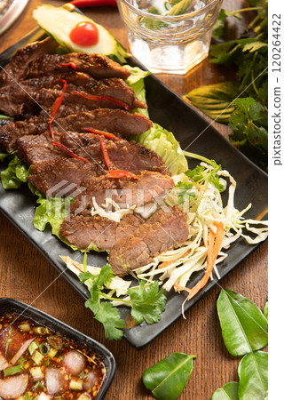 Thai roast beef 120264422