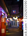晚上荒無人煙的小巷風景 120265090
