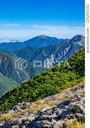 從荒川小屋的交界處看到的千疊岳、南阿爾卑斯山、惡澤山和荒川山攀登 120265102