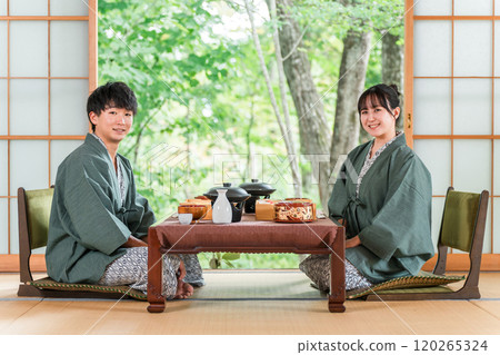 在溫泉旅館享用懷石料理的情侶(客房餐、懷石餐、禦膳、豪華餐) 在溫泉旅館享用懷石料理的情侶(客房餐、懷石餐、禦膳、豪華餐) 120265324