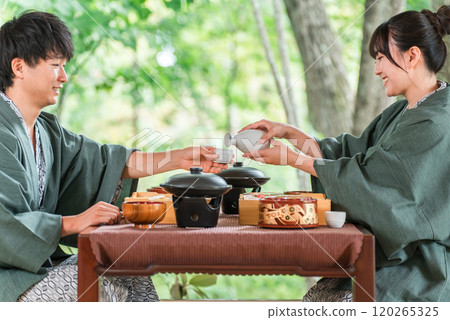 Married couples and couples enjoying kaiseki cuisine at a ryokan (in-room dining, kaiseki cuisine, set menu, luxury) 120265325
