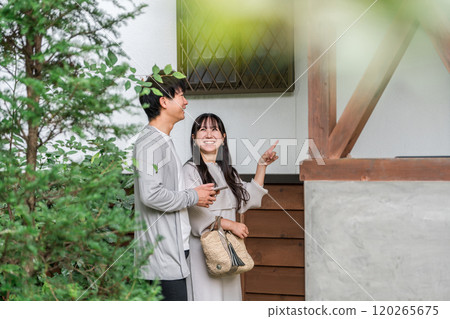 旅行中來到膳宿公寓、小屋或別墅的情侶 120265675