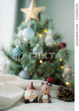 聖誕樹上有聖誕老人和馴鹿雕像 120266220