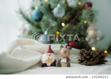 聖誕樹上有聖誕老人和馴鹿雕像 120266221