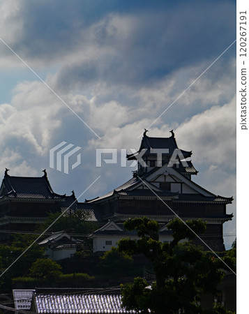 京都府福知山市的福知山城是日本百座名城之一,是透過名為「一瓦運動」的公民運動而修復的。 京都府福知山市的福知山城是日本百座名城之一,是透過名為「一瓦運動」的公民運動而修復的。 120267191