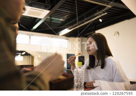 Men and women eating lunch in the dressing room 120267595