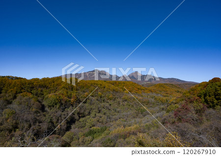 Yatsugatake and autumn leaves 120267910