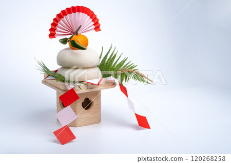 左側放置“鏡餅”（真正的年糕）的照片，白色背景，帶有三寶（底座） 120268258