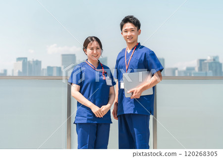 醫生、醫生、護士、醫療工作者、醫生、職業治療師和物理治療師的男女在醫院屋頂上交談 醫生、醫生、護士、醫療工作者、醫生、職業治療師和物理治療師的男女在醫院屋頂上交談 120268305