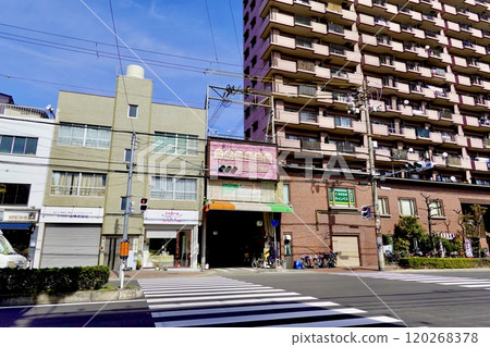 大阪市阿倍野區昭和町中通文之裡商店街拱廊南端的松蟲通拱廊景觀 120268378