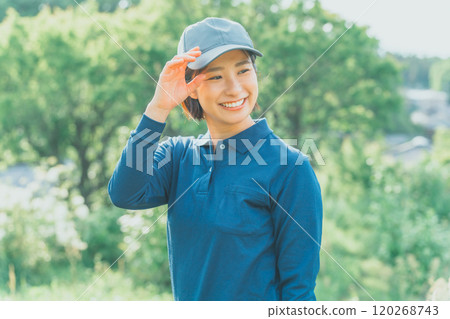 一件藍色馬球衫和藍色帽子的職業婦女 120268743