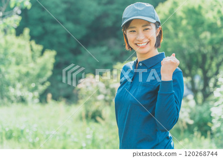 一件藍色馬球衫和藍色帽子的職業婦女 120268744