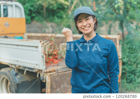 Female landscaper 120268780