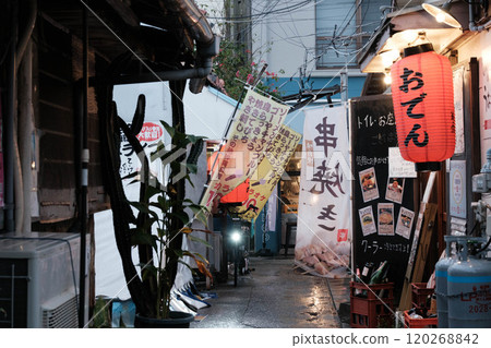 沖繩縣那霸市榮町市場週邊。美好的懷舊氛圍依然存在 120268842