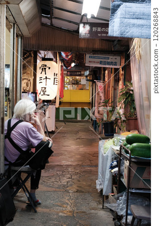 沖繩縣那霸市榮町市場週邊。美好的懷舊氛圍依然存在 120268843