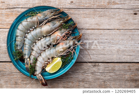 Raw big tiger ( king ) shrimps photography . Top view Raw big tiger ( king ) shrimps photography . Top view 120269405