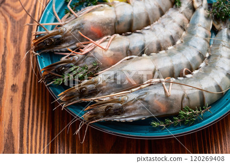 Raw big tiger ( king ) shrimps photography . Top view Raw big tiger ( king ) shrimps photography . Top view 120269408