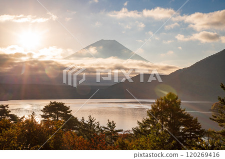 [Yamanashi Prefecture] Autumn leaves, Mt. Fuji, and the sun by Lake Motosu 120269416
