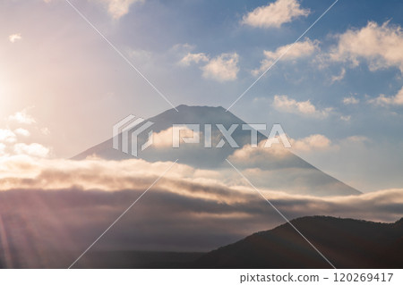 [山梨縣]本棲湖畔的紅葉、富士山和陽光 120269417