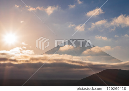 [Yamanashi Prefecture] Autumn leaves, Mt. Fuji, and the sun by Lake Motosu 120269418