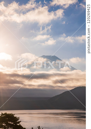 [山梨縣]本棲湖畔的紅葉、富士山和陽光 120269425