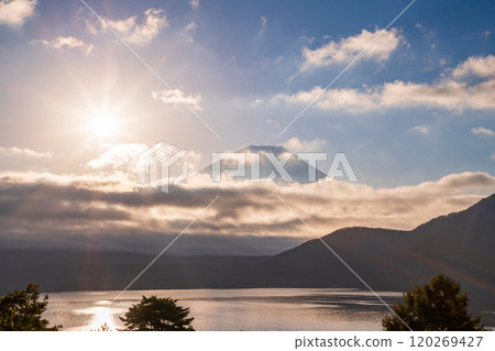 [Yamanashi Prefecture] Autumn leaves, Mt. Fuji, and the sun by Lake Motosu 120269427