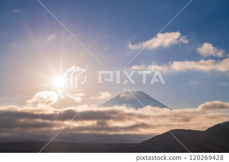 [山梨縣]本棲湖畔的紅葉、富士山和陽光 120269428