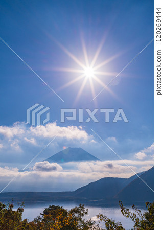 [Yamanashi Prefecture] Autumn leaves, Mt. Fuji, and the sun by Lake Motosu 120269444
