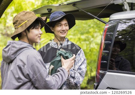 戶外圖片:一名男子從車內搬運露營裝備 戶外圖片:一名男子從車內搬運露營裝備 120269526