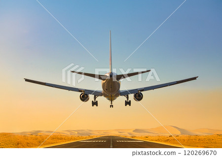 沙漠跑道和日落天空，飛機起飛 120269670